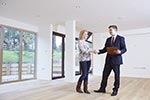 Mann und Frau Immobilienkauf