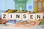Würfel mit Aufschrift Zinsen
