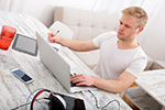 Mann vor Laptop